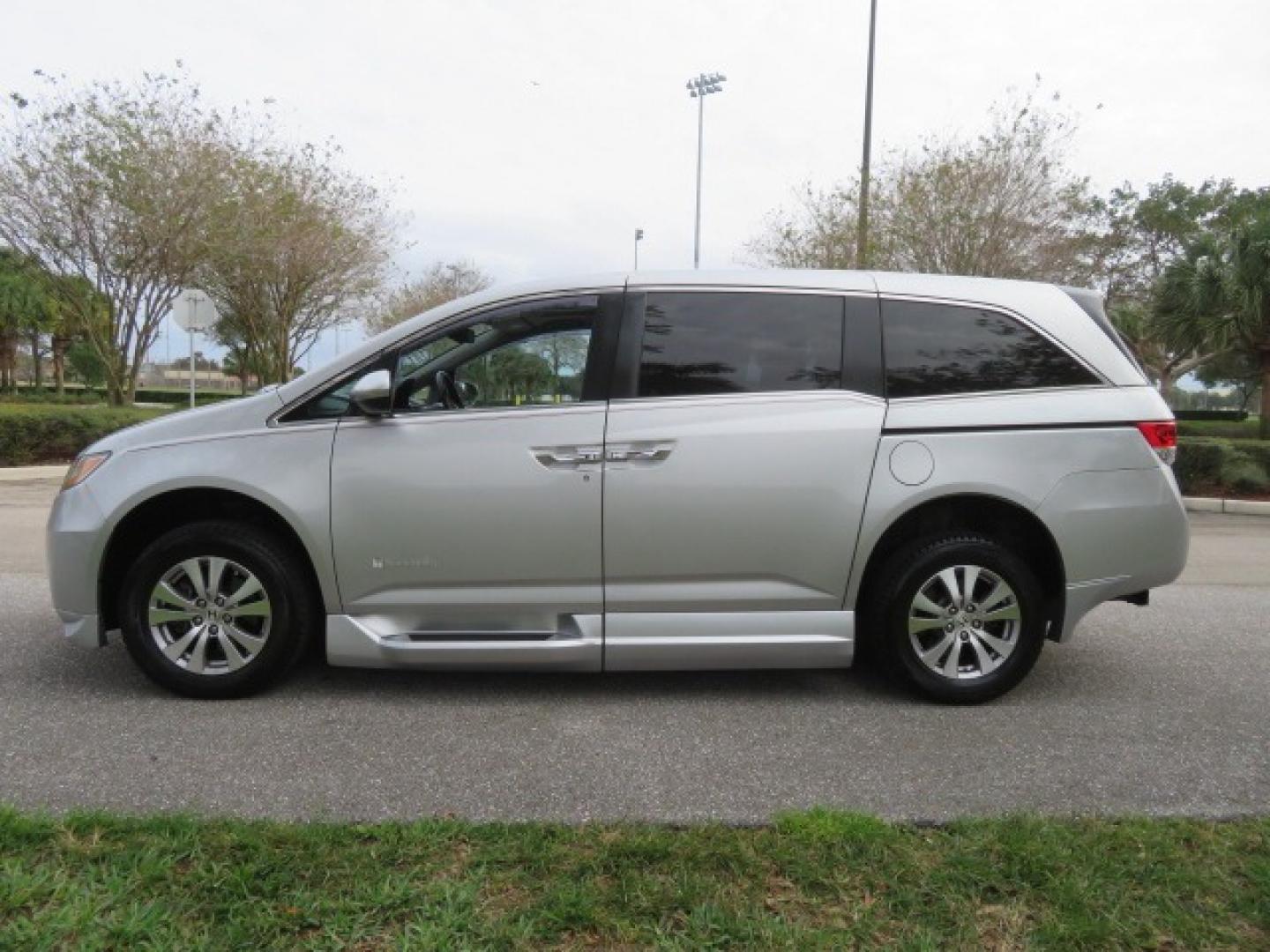 2014 Silver /GRAY Honda Odyssey EX-L (5FNRL5H68EB) with an 3.5L V6 SOHC 24V engine, 6-Speed Automatic transmission, located at 4301 Oak Circle #19, Boca Raton, FL, 33431, (954) 561-2499, 26.388861, -80.084038 - You are looking at Gorgeous Low Mileage 2014 Honda Odyssey EX-L Braunability Freedom Van Handicap Van Wheelchair Van Conversion Van with 25K Original Miles, Power Side Entry Ramp with Kneeling Van Function, Passenger Side Quick Lock System (same as ez lock), Quick Release Front Seats, Tie Down Syste - Photo#13